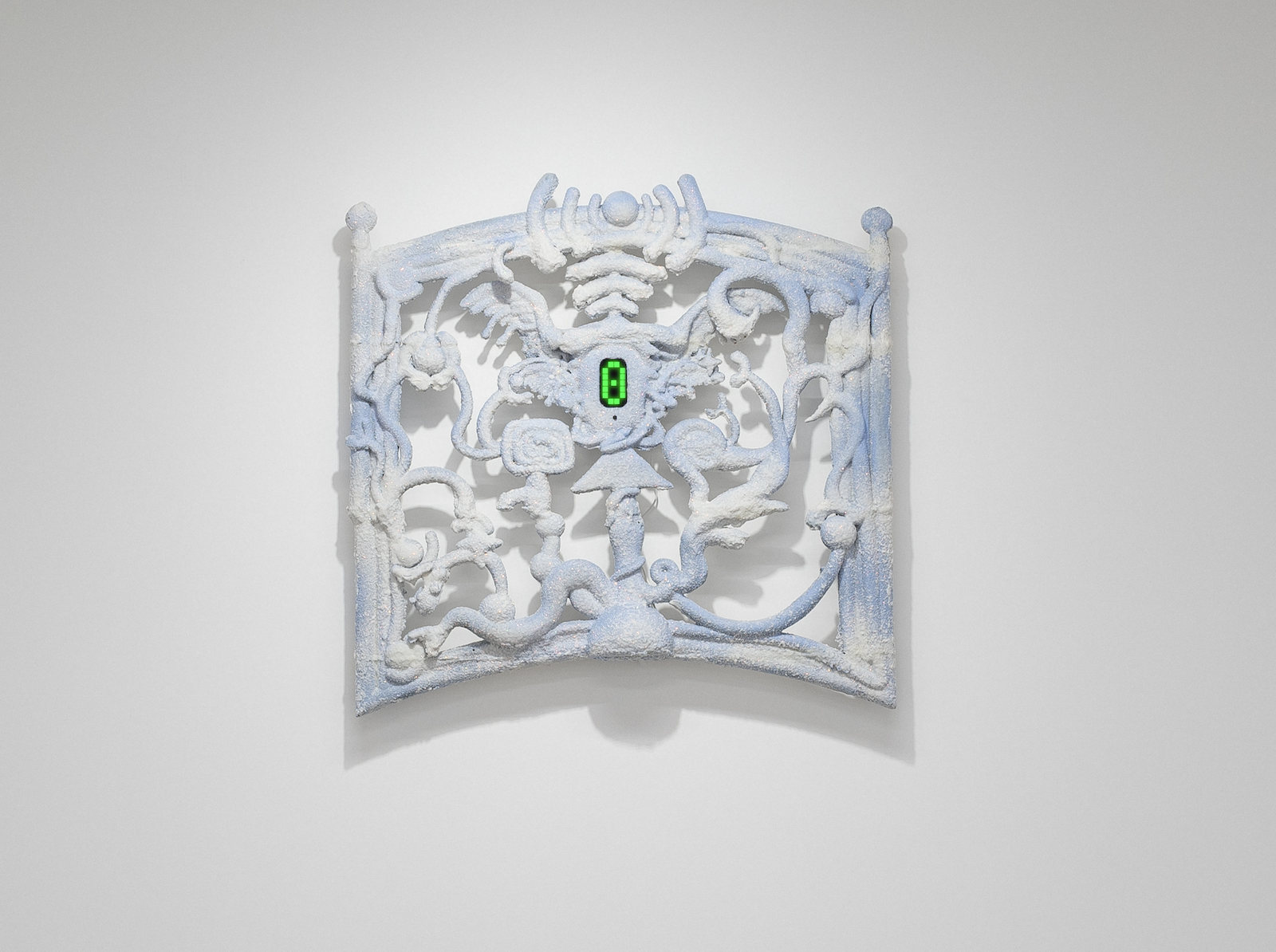 数据花窗- 游丝分裂 DataWindow_Fission.obj , 2025 PETG，丙烯，真石漆，聚氨酯，LED 显示屏模块 PETG, acrylic, textured paint, polyurethane, LED display module 100 × 100 × 15 cm